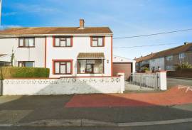 3 bedroom, Semi-detached house for sale