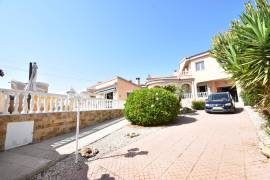 STUNNING 5 BEDROOM HOME WITH POOL, SUMMER KITCHEN AND GARAGE