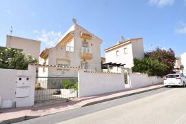 LOVELY 2/3 BEDROOM VILLA IN CIUDAD QUESADA WITH LAKE AND SEA VIEWS