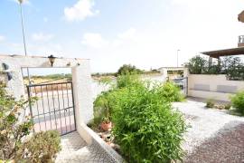 LOVELY 2/3 BEDROOM VILLA IN CIUDAD QUESADA WITH LAKE AND SEA VIEWS