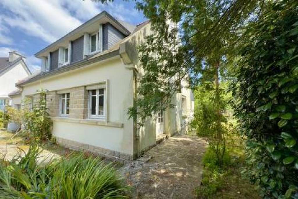 À vendre, Maison 5 chambres + hangar sur 1893 m² de terrain à bâtir, à 1 km des plages de Bénodet