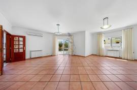 Detached 4+1 bedroom villa for sale in Portimão
