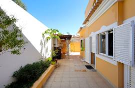Detached 4+1 bedroom villa for sale in Portimão