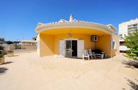 Detached 4+1 bedroom villa for sale in Portimão