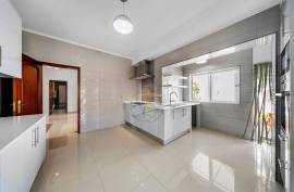 Detached 4+1 bedroom villa for sale in Portimão