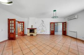 Detached 4+1 bedroom villa for sale in Portimão