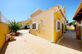 Detached 4+1 bedroom villa for sale in Portimão