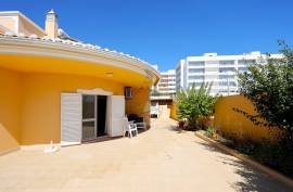 Detached 4+1 bedroom villa for sale in Portimão