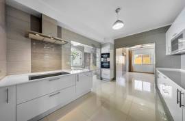 Detached 4+1 bedroom villa for sale in Portimão