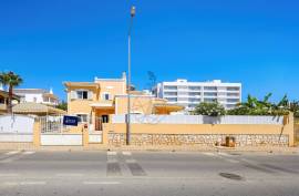 Detached 4+1 bedroom villa for sale in Portimão