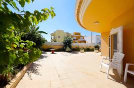 Detached 4+1 bedroom villa for sale in Portimão