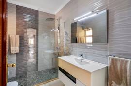 Detached 4+1 bedroom villa for sale in Portimão