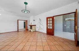Detached 4+1 bedroom villa for sale in Portimão