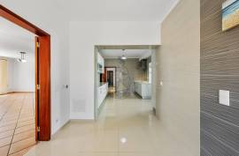 Detached 4+1 bedroom villa for sale in Portimão