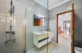Detached 4+1 bedroom villa for sale in Portimão