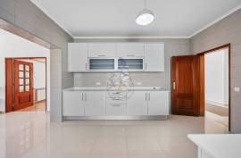 Detached 4+1 bedroom villa for sale in Portimão