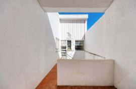 Residential and commercial building for sale in the center of Portimão