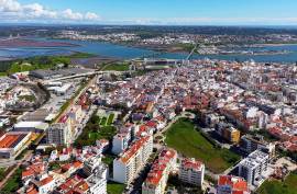 Residential and commercial building for sale in the center of Portimão