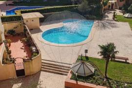 T4 Apartment | 179 m² | Villa Gandarinha Condominium Located in a prestigious condominium with 24-hour security, this spacious 179 m² apartment offers comfort and exclusivity