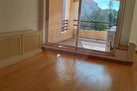 T4 Apartment | 179 m² | Villa Gandarinha Condominium Located in a prestigious condominium with 24-hour security, this spacious 179 m² apartment offers comfort and exclusivity