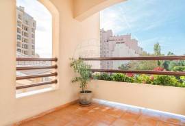 T4 Apartment | 179 m² | Villa Gandarinha Condominium Located in a prestigious condominium with 24-hour security, this spacious 179 m² apartment offers comfort and exclusivity