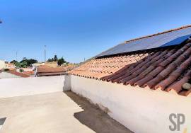 House located in Rio de Moinhos, Borba. With a gross private area of 135.26m2