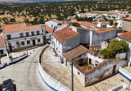 House in ruins in São Bartolomeu do Outeiro