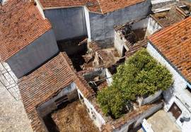 House in ruins in São Bartolomeu do Outeiro
