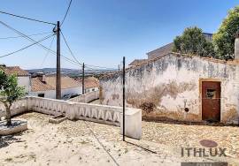 House in ruins in São Bartolomeu do Outeiro