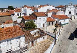 House in ruins in São Bartolomeu do Outeiro
