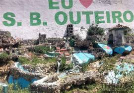 House in ruins in São Bartolomeu do Outeiro