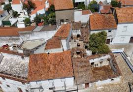 House in ruins in São Bartolomeu do Outeiro