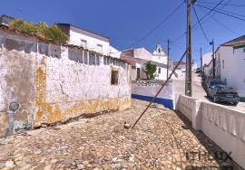 House in ruins in São Bartolomeu do Outeiro
