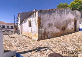 House in ruins in São Bartolomeu do Outeiro
