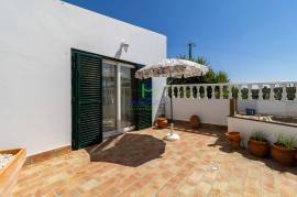 2 Bedroom Apartment + Annex with 1 Bedroom, 1 Office and 1 Bathroom, with Large Backyard, in Almádena - Lagos