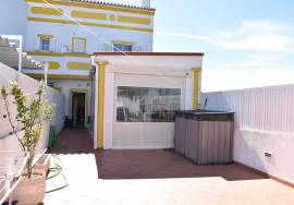Townhouse T2+2 with Pool and off road parking.