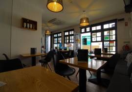 Restaurant for sale, with a renovated apartment in Duplex, above - Sold together