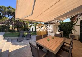 Charming 2+1 bedroom townhouse overlooking the golf course and near the Marina in Vilamoura, Algarve