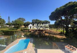 Charming 2+1 bedroom townhouse overlooking the golf course and near the Marina in Vilamoura, Algarve