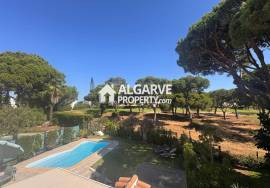 Charming 2+1 bedroom townhouse overlooking the golf course and near the Marina in Vilamoura, Algarve