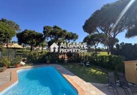 Charming 2+1 bedroom townhouse overlooking the golf course and near the Marina in Vilamoura, Algarve