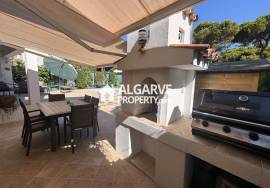 Charming 2+1 bedroom townhouse overlooking the golf course and near the Marina in Vilamoura, Algarve