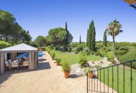 Carvoeiro – 4-bedroom charming villa very private with pool and mature gardens in a big plot