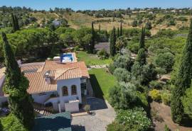 Carvoeiro – 4-bedroom charming villa very private with pool and mature gardens in a big plot