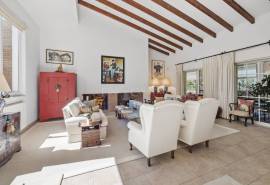 Carvoeiro – 4-bedroom charming villa very private with pool and mature gardens in a big plot