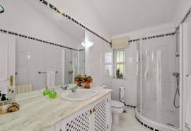 Carvoeiro – 4-bedroom charming villa very private with pool and mature gardens in a big plot