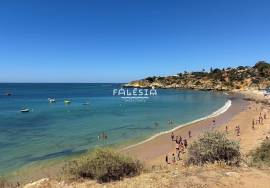 ONLY 130 METRES FROM OURA BEACH, TOP FLOOR ON A DEAD-END STREET