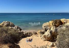 ONLY 130 METRES FROM OURA BEACH, TOP FLOOR ON A DEAD-END STREET