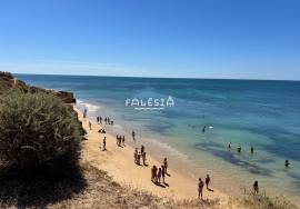 ONLY 130 METRES FROM OURA BEACH, TOP FLOOR ON A DEAD-END STREET