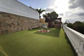 Charming detached house with swimming pool, chill-out area and views in Monte Bello Urbanization